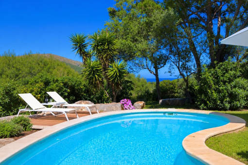 Pool des Gästehauses mit Fernmeerblick