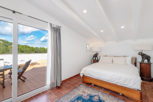 Dormitorio en la planta superior con un ambiente luminoso