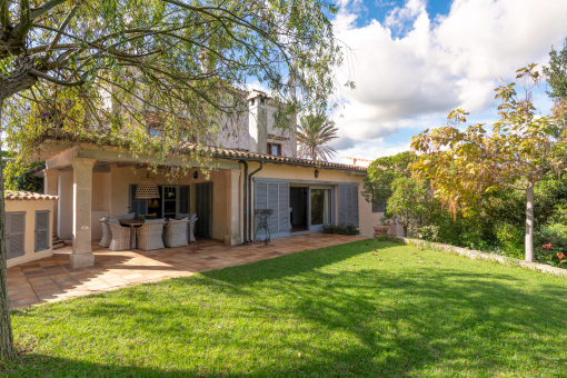 Gran jardín con sombra natural y tranquilidad