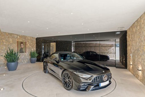 House entrance with turntable