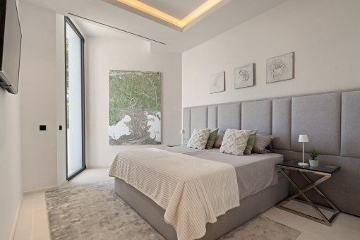 One of the 5 bedrooms