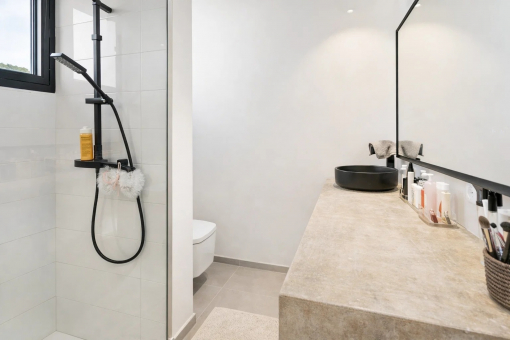 En suite Badezimmer im Erdgeschoss