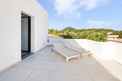 Großzügige Terrasse im Obergeschoss