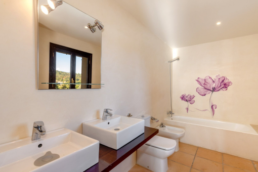 Bathroom en Suite with bathtub