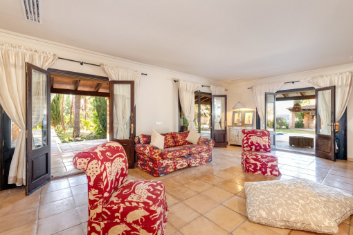 Bright and spacious living room