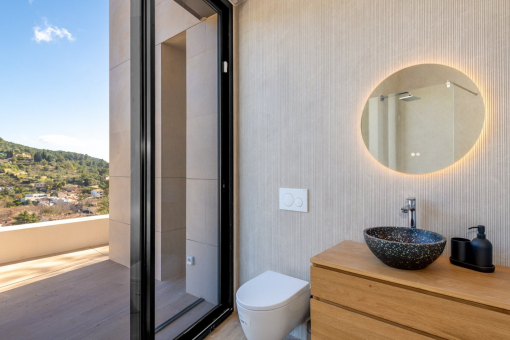 Baño moderno con salida