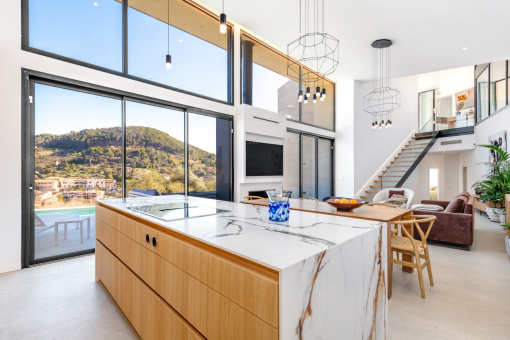 Cocina integrada de líneas elegantes con isla central
