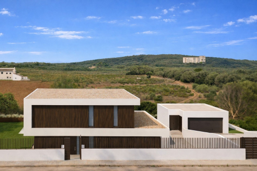 Straßenansicht der Villa mit Garage