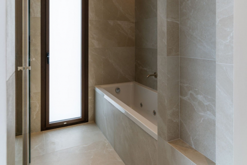 Badezimmer mit Badewanne