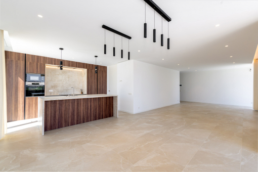 Moderne Küche mit Kochinsel