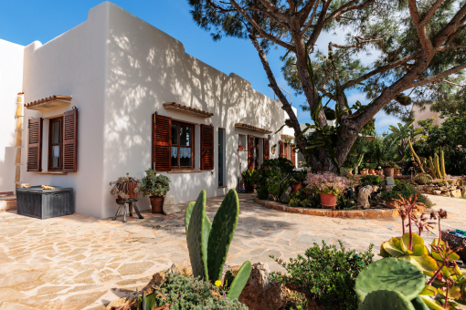 Picturesque frontline seaside house in Cala Llombards