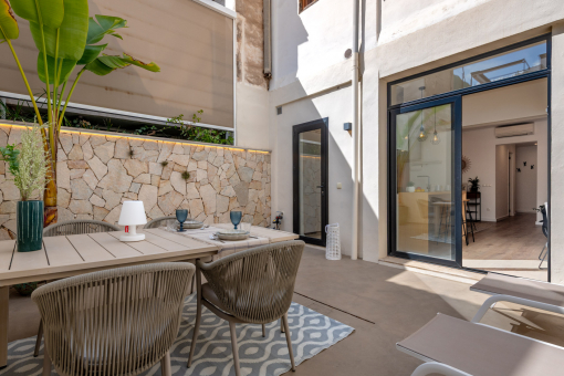 Charming apartment with a large patio and high ceilings near the Santa Catalina Market – for sale