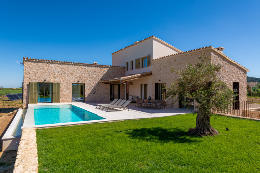 Newly built finca with panoramic views of the Tramuntana mountains in Sineu
