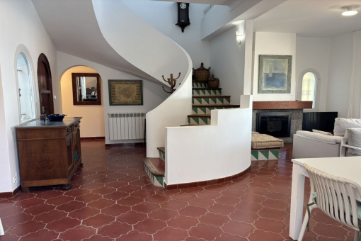 Entrance area with staircase