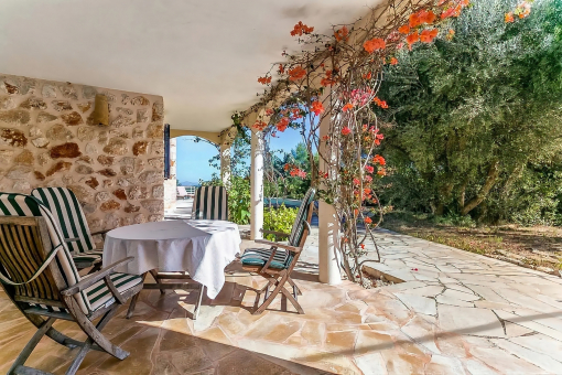 Überdachte Sitzbereiche