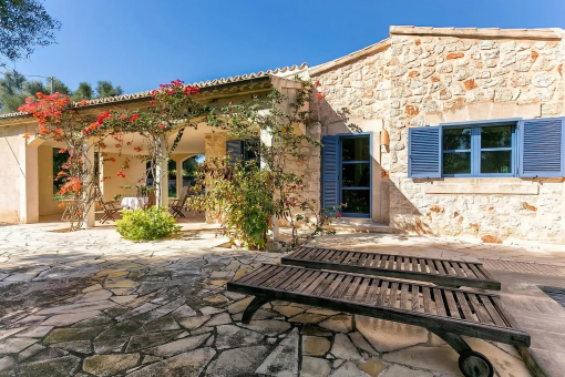 Blick vom Pooldeck auf das Haus