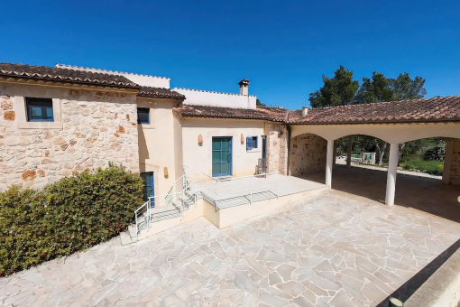 Eingangsbereich und Stellplätze