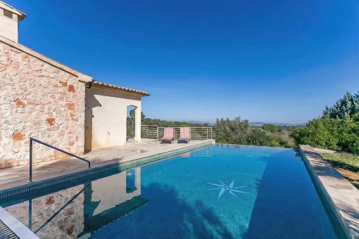 Swimmingpool mit Blick über Muro bis nach Alcúdia