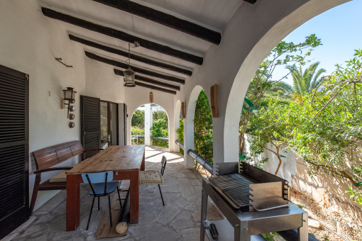 Überdachte Terrasse mit Zugang zum Wohnbereich