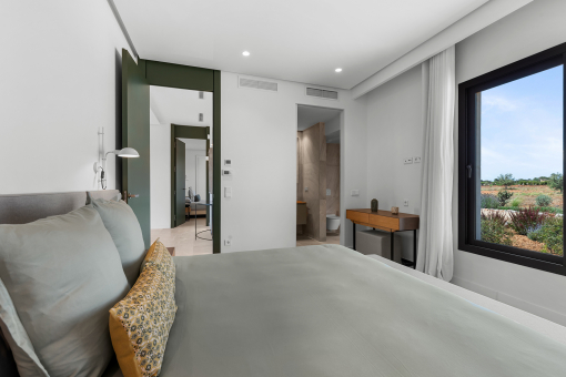 Elegantes Gästezimmer mit Bad en Suite und Einbauschrank