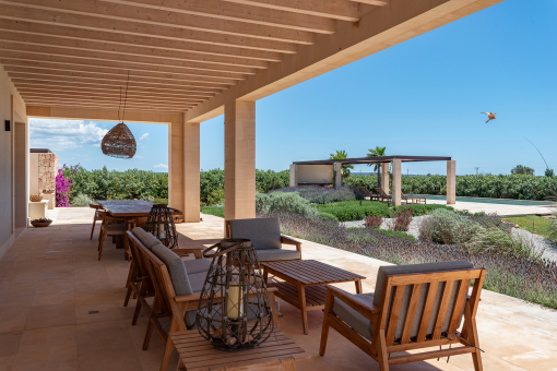Terrasse mit Blick über den mediterranen Garten und Pool