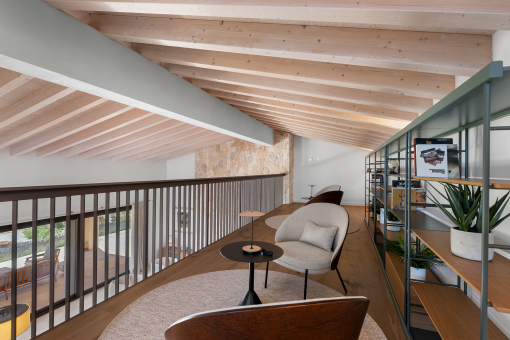 Charmante Galerie mit Bibliotheksflair