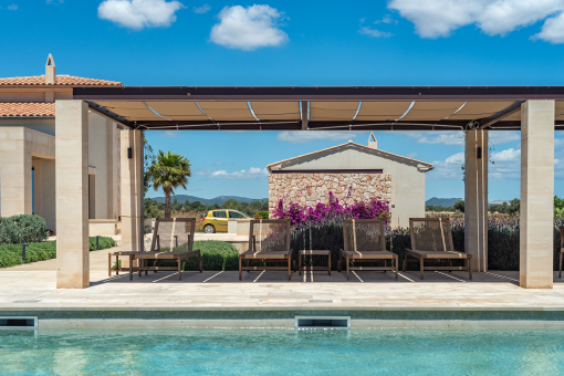 Mediterraner Poolbereich mit Pergola