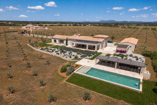 Luftaufnahme mit Blick auf Haupthaus, Pool und weitläufige Gartenanlage