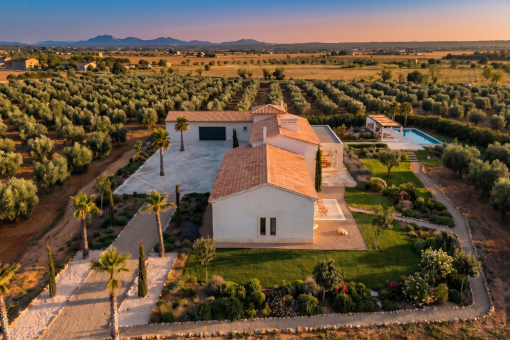 Luftaufnahme mit Blick auf Haupthaus, Pool und weitläufige Gartenanlage