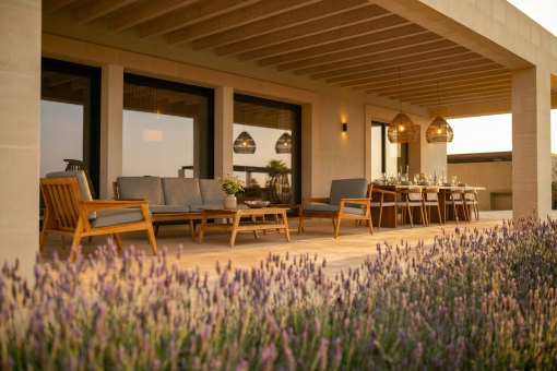 Großzügige Terrasse mit Lavendelbeet und mediterranem Flair