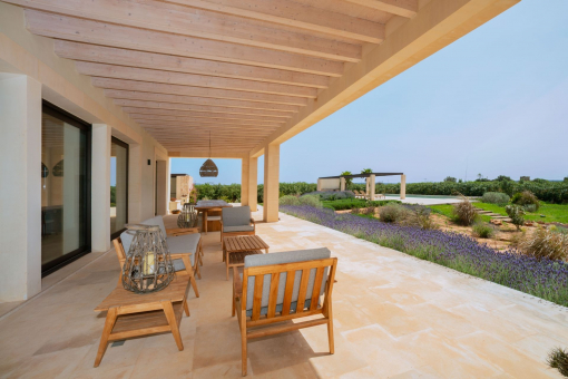 Terrasse mit Blick über den mediterranen Garten und Pool