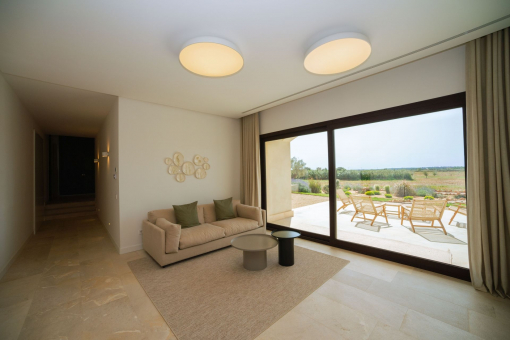 Gemütliche Lounge im Gästebereich mit Terrassenzugang