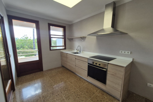 Cocina con acceso a la terraza