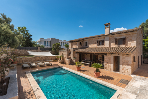 La terraza y la piscina se encuentran en un nivel ligeramente inferior