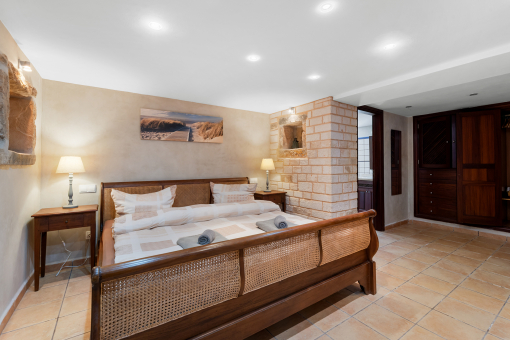 Dormitorio principal en la planta baja con acceso a nivel a la terraza y la piscina
