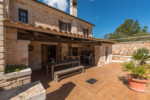 Terraza cubierta junto a la casa con acceso a la planta baja