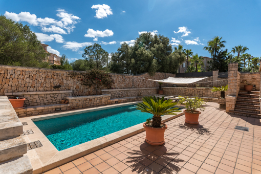 Piscina con zona de estar integrada de obra