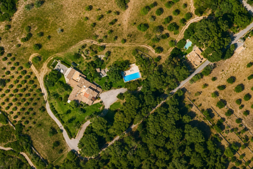 Finca desde arriba con su casa de invitados en Capdepera