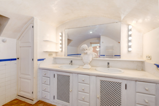 Baño en suite con un diseño claro y elegante