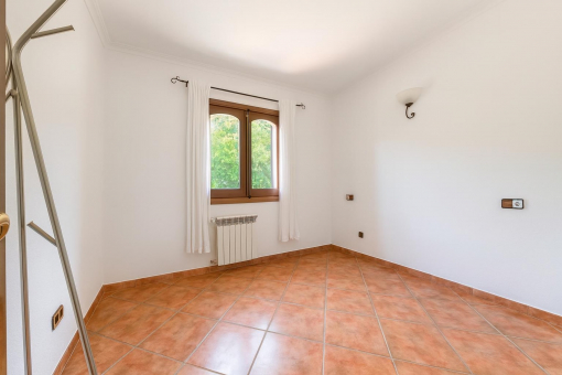Habitación vacía y luminosa con ventana