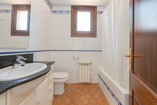 Baño con bañera y lavabo