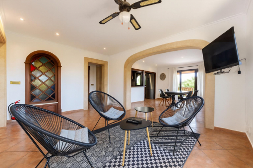 Amplia sala de estar con comedor