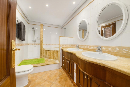 Baño con doble lavabo y ducha