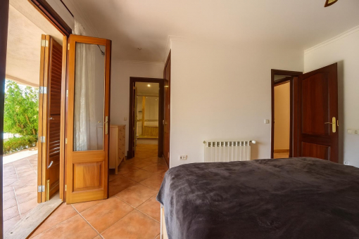 Dormitorio con acceso a terraza y jardín