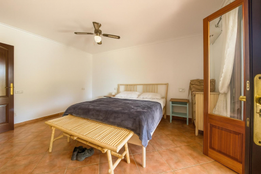 Dormitorio sencillo con acceso al balcón