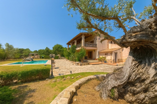 Casa con piscina y gran jardín