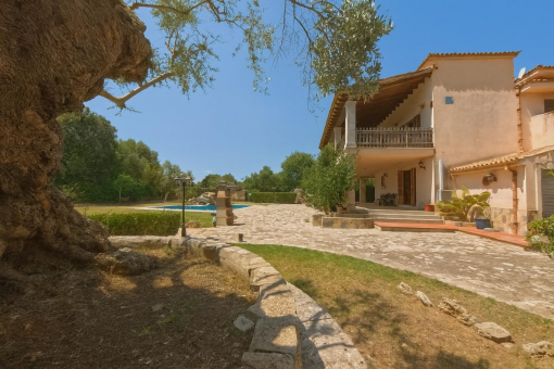 Casa grande con piscina y jardín