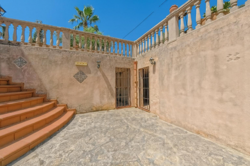 Patio con suelo de piedra y escaleras