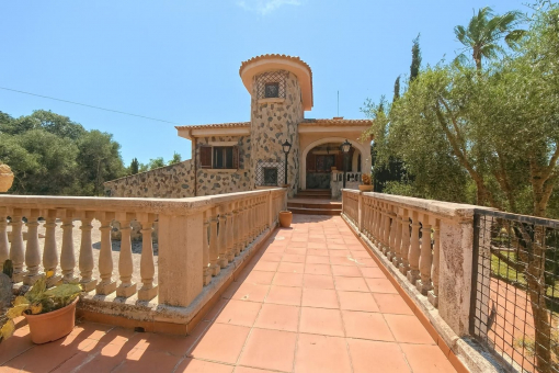 Entrada de casa de piedra con balaustrada