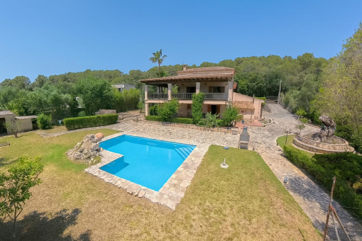 Casa con piscina y vista al jardín